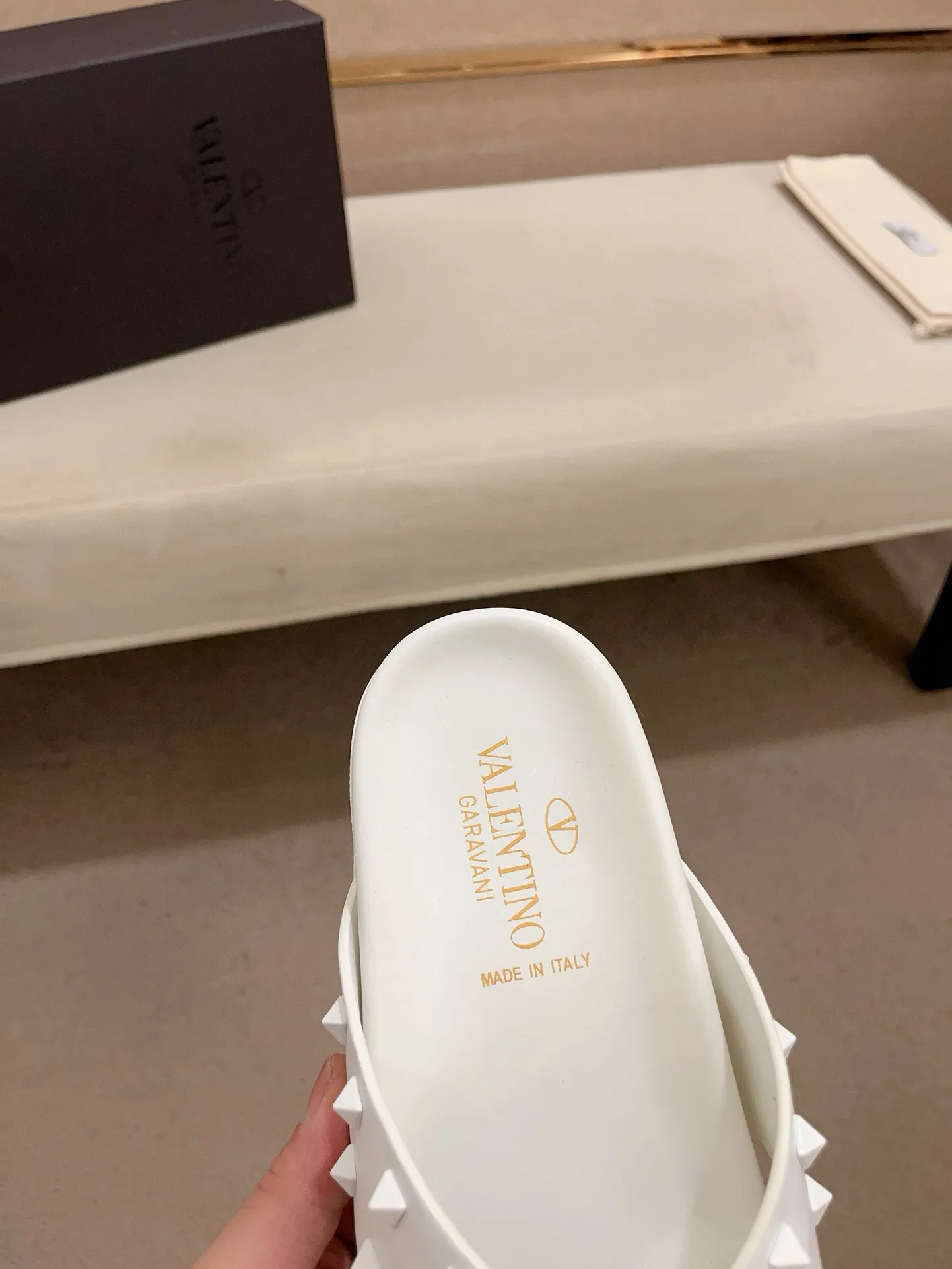 Men's shoes💰: 440💰[Valentino] New men's boutique slippers, counter quality, classic plaid, the actual workmanship is quite complex🔰The uppers are made of imported fabrics➕🐑Sheepskin lining, which tests the craftsman's craftsmanship➕original PU outsole. Size: 38-44 (45 can be customized, non-refundable)
